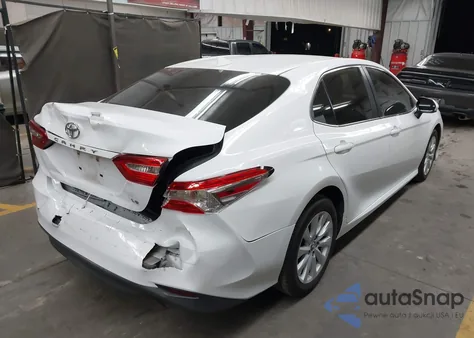 2019 Toyota Camry Le z USA, uszkodzony, nr VIN 4T1B11HK0KU264702